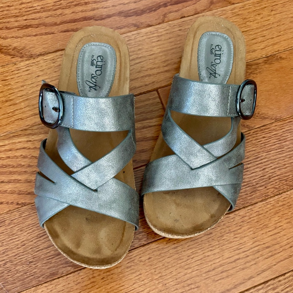 EuroSoft pewter metallic slides,  6.5 Excellent condition!!🤍